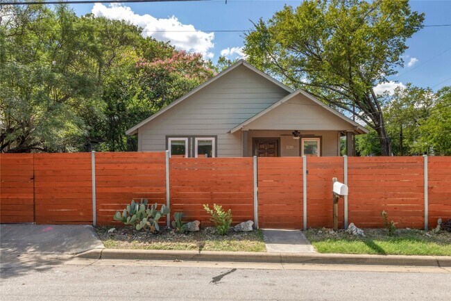 1210 Coleto St Austin, TX 78702 photo 2