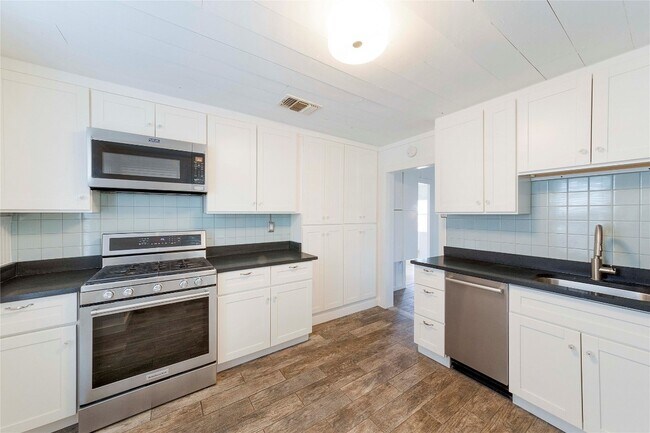 1210 Coleto St Austin, TX 78702 photo 4
