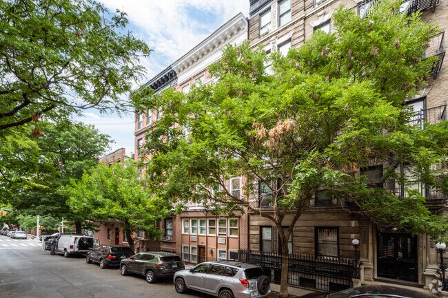 281 W 11th St New York, NY 10014 photo 4