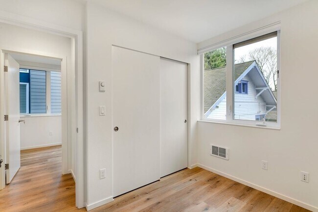 4725 8th Ave NE photo 2