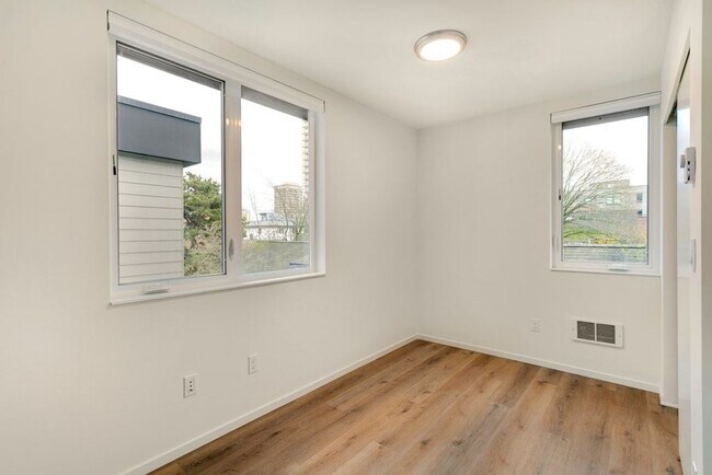 4725 8th Ave NE photo 5