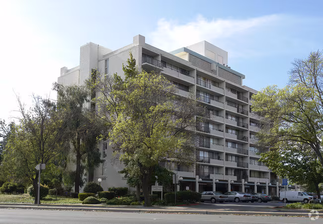 Parkway Towers photo 3