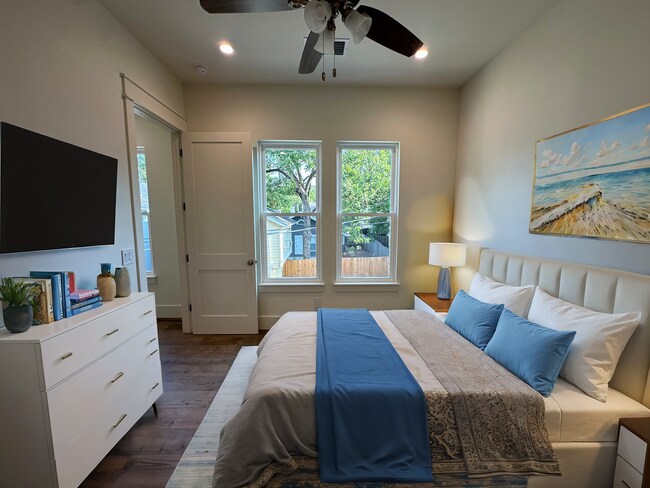 1104 W 22nd St Austin, TX 78705 photo 3