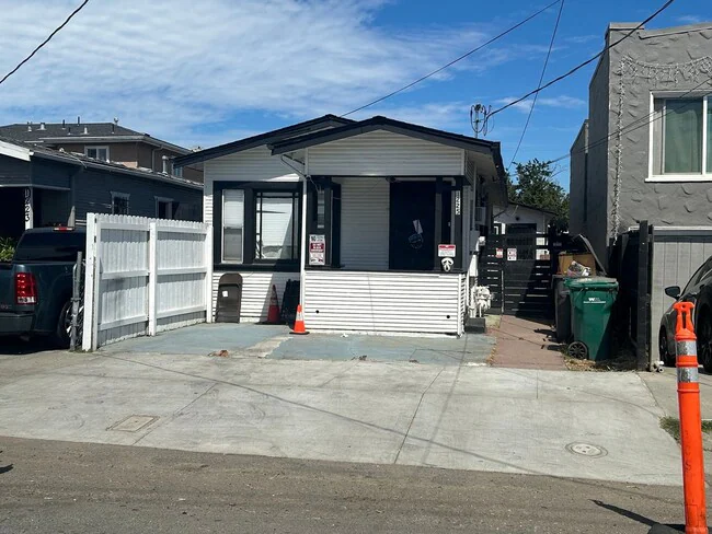 1 Bedroom 1 bad home Duplex in Oakland photo 2