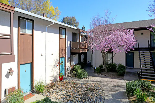 Moorpark Garden Apartments photo 2