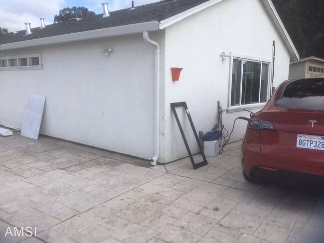 2933 East Ave photo 2