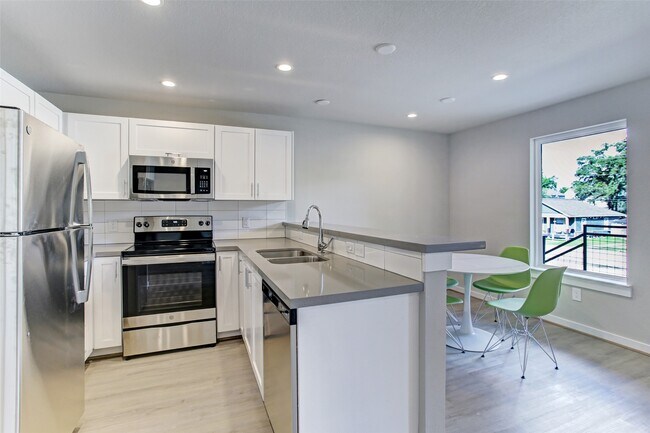 645 East 11th 1/2 Street, Houston, TX 77008 photo 2
