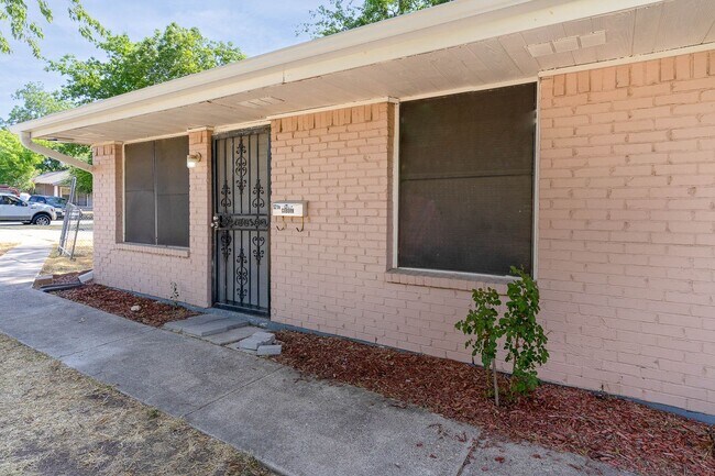 1216 E Baltimore Ave Fort Worth, TX 76104 photo 2