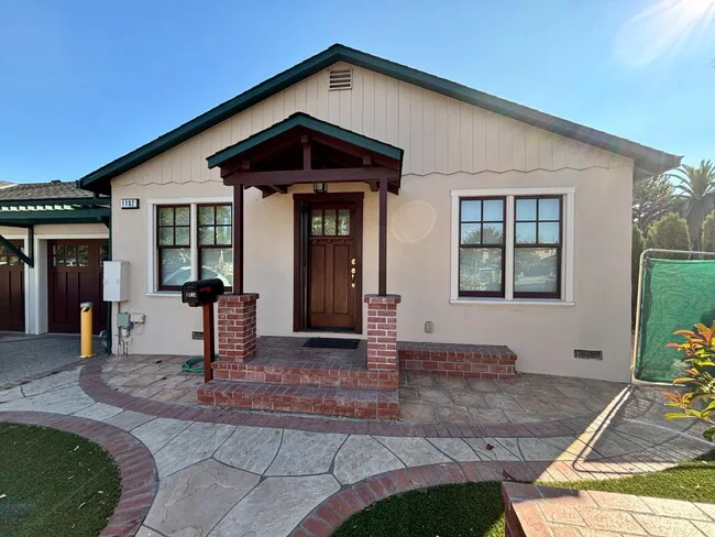 1102 Clinton St Redwood City, CA 94061 photo 2