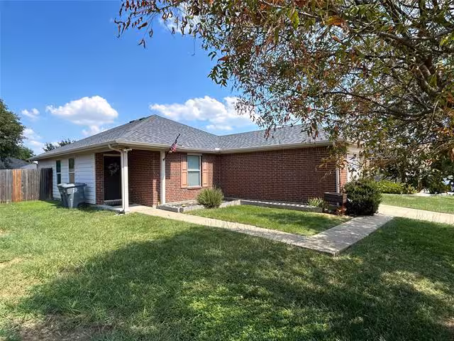 1949 Sampsell Dr Grand Prairie, TX 75051 photo 2