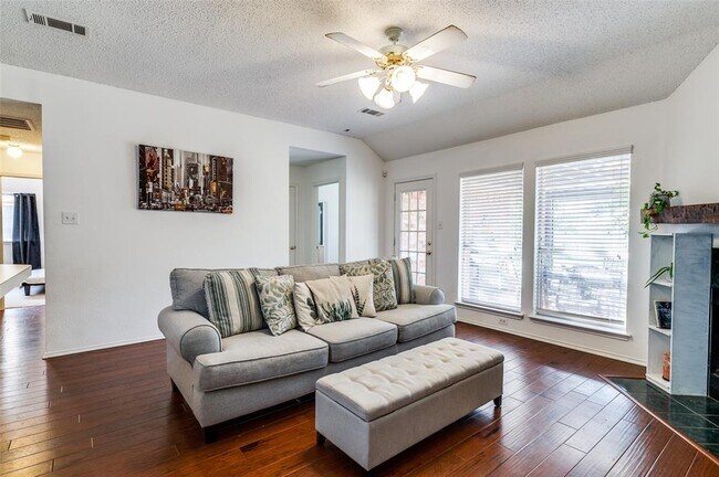 9088 Brushy Creek Trail, Fort Worth, TX 76118 photo 3