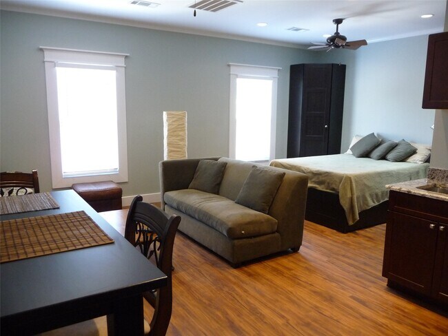1009 Peden Street, Houston, TX 77006 photo 2