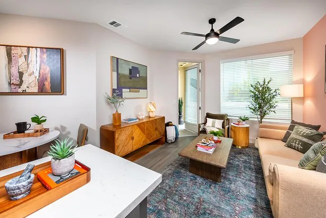 Bowen Apartments photo 2