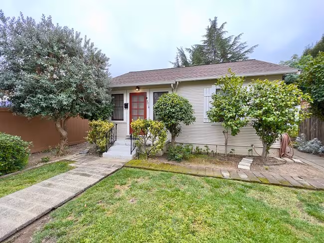 2219 Laurel St Napa, CA 94559 photo 2