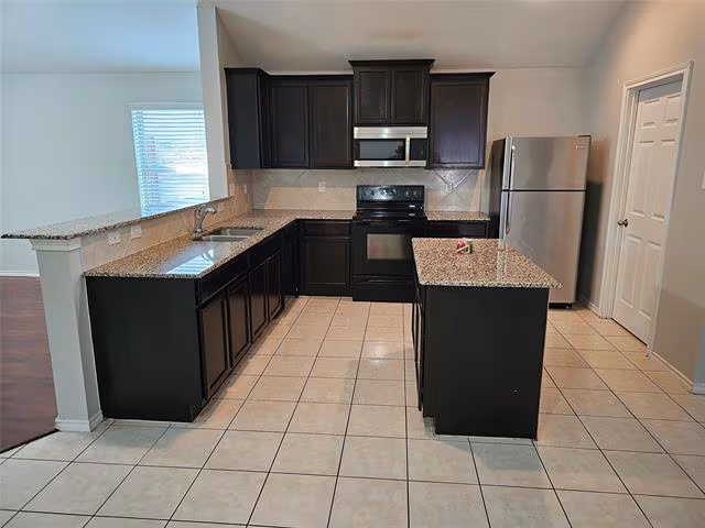 421 Haddington Street, Crowley, TX 76036 photo 4