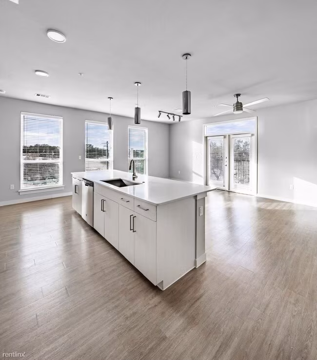 1017 W University Ave Georgetown, TX 78628 photo 2