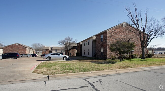 Haltom Oaks Apartments photo 2