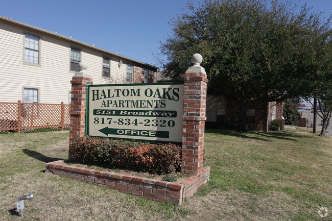 Haltom Oaks Apartments photo 3