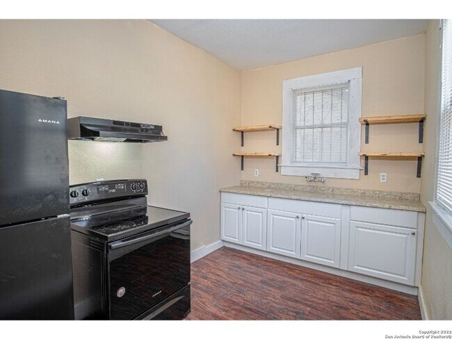 639 Canton San Antonio, TX 78202 photo 4
