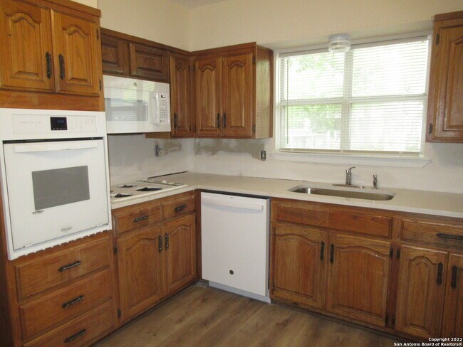 267 Cicero Ave San Antonio, TX 78218 photo 4