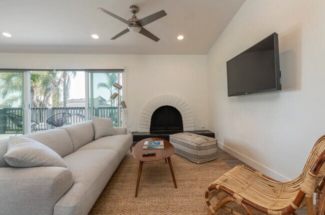1500 Neptune Ave Encinitas, CA 92024 photo 2