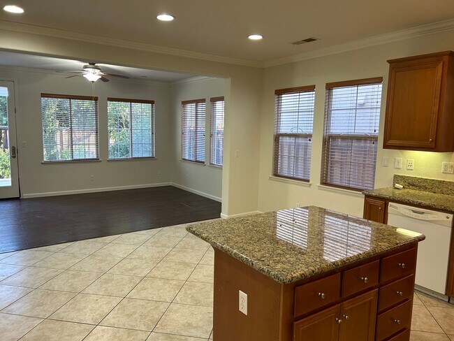 Beautiful 3 Bedroom, 2.5 Bath Mountain House Home photo 3