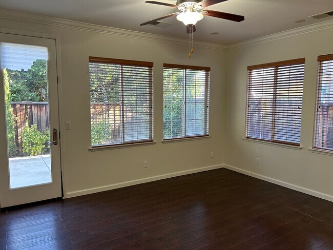 Beautiful 3 Bedroom, 2.5 Bath Mountain House Home photo 5