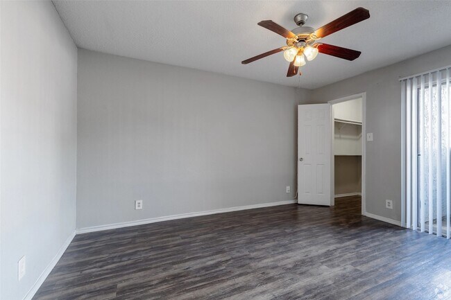 7610 Cameron Rd Austin, TX 78752 photo 2