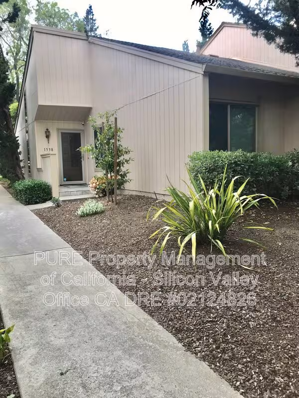 1538 Huddersfield Ct photo 2