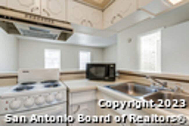 1045 Shook Ave San Antonio, TX 78212 photo 5