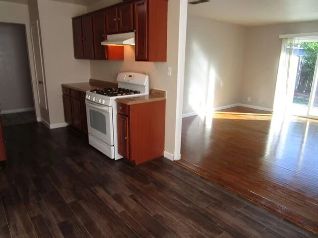 1642 Dover Ave photo 4