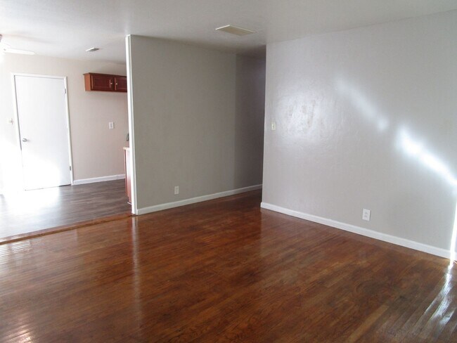 1642 Dover Ave photo 5