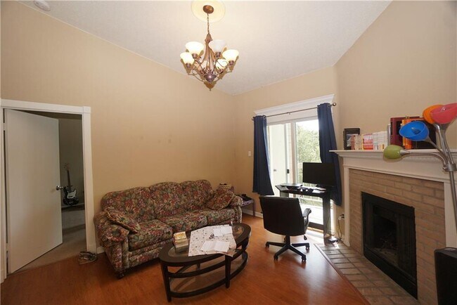 114 E 31st St Austin, TX 78705 photo 2