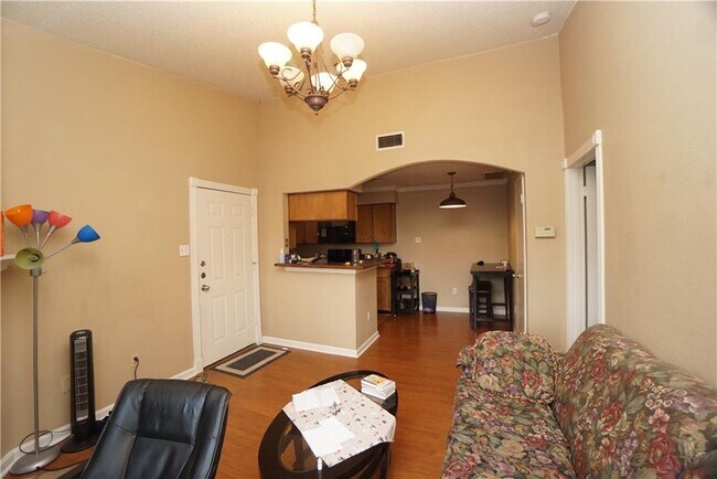 114 E 31st St Austin, TX 78705 photo 3