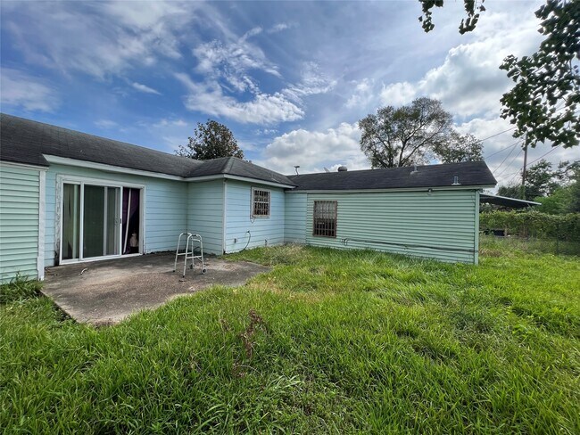5942 Ridgeway Drive, Houston, TX 77033 photo 5