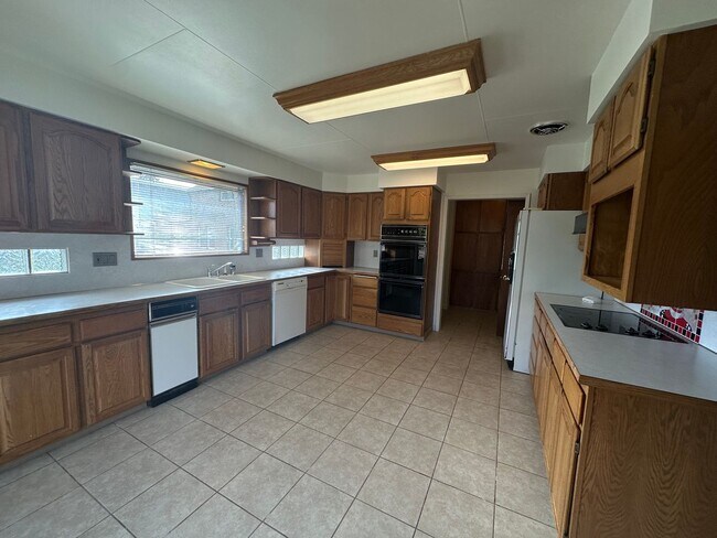 8314 Spruce St SW Lakewood, WA 98498 photo 3