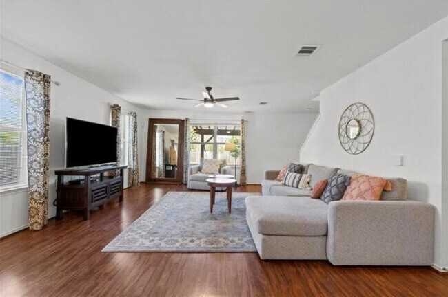 4515 Cottonwood St Austin, TX 78744 photo 5