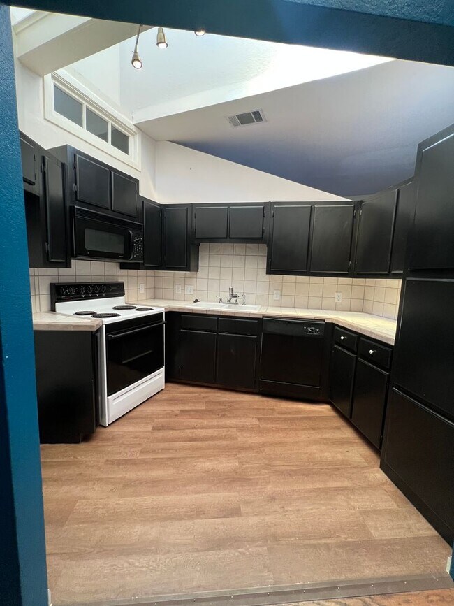 207 N Elm St Denton, TX 76201 photo 5