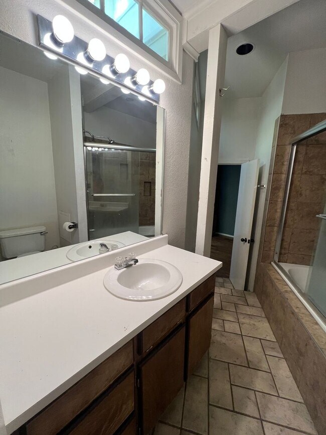 207 N Elm St Denton, TX 76201 photo 3