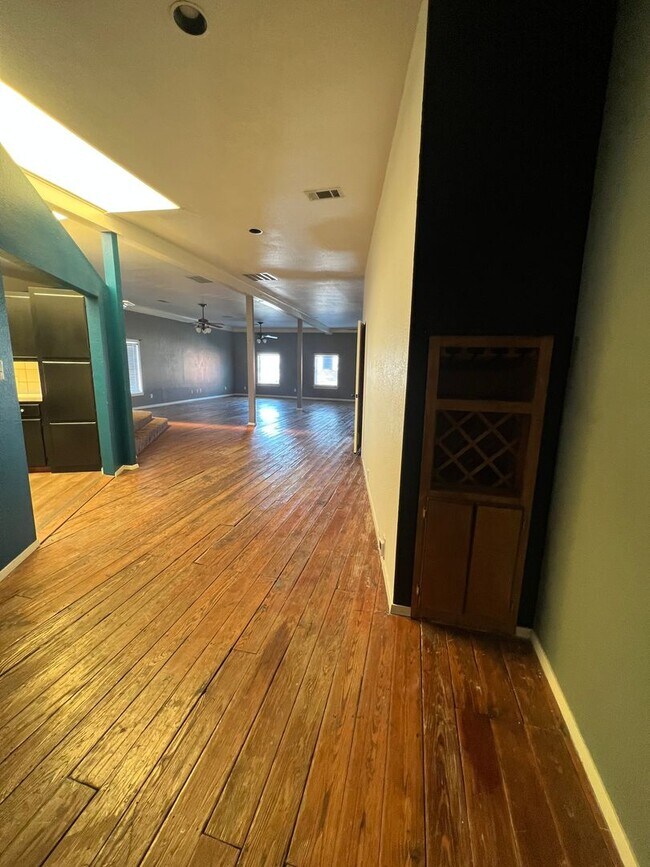 207 N Elm St Denton, TX 76201 photo 2