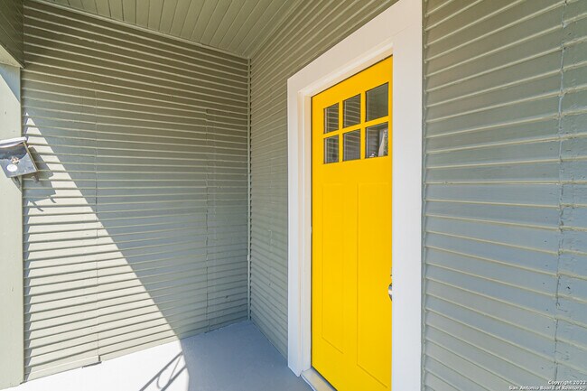 307 W Lubbock St San Antonio, TX 78204 photo 2