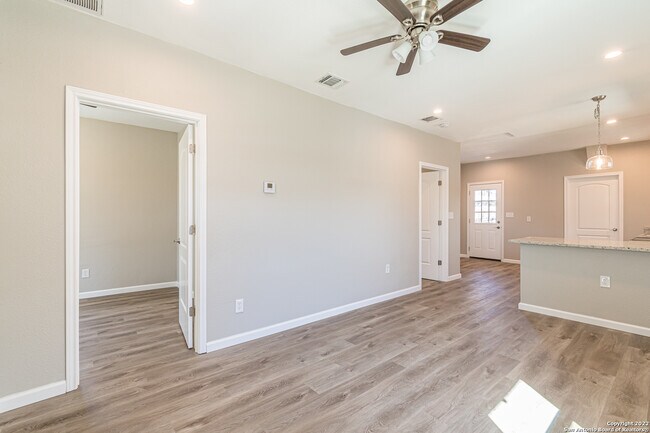 307 W Lubbock St San Antonio, TX 78204 photo 3