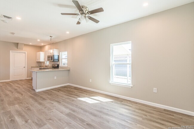 307 W Lubbock St San Antonio, TX 78204 photo 4