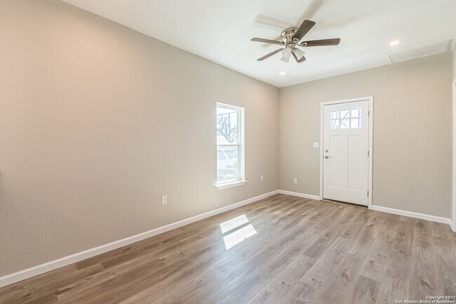 307 W Lubbock St San Antonio, TX 78204 photo 5