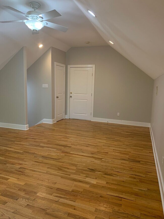 3207 Hampton Rd Austin, TX 78705 photo 3