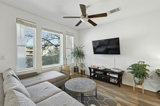 1900 Barton Springs Rd Austin, TX 78704 photo 2