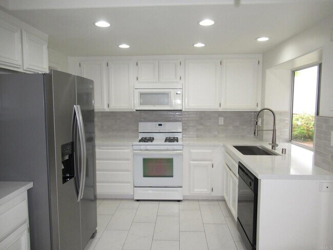 4958 Alicante Way Oceanside, CA 92056 photo 2