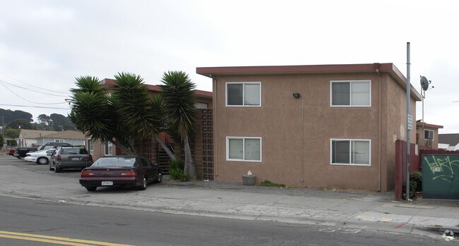 Tiki Apartments photo 3
