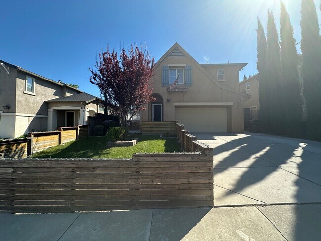 Lovely 3 Bed, 2.5 Bath with private backyard