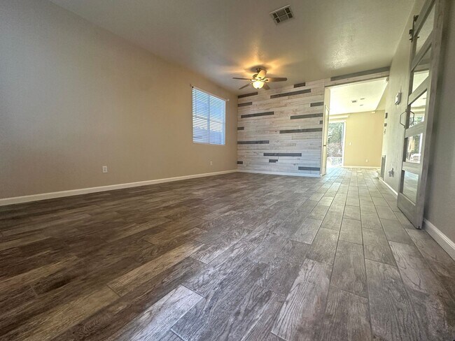Lovely 3 Bed, 2.5 Bath with private backyard photo 3